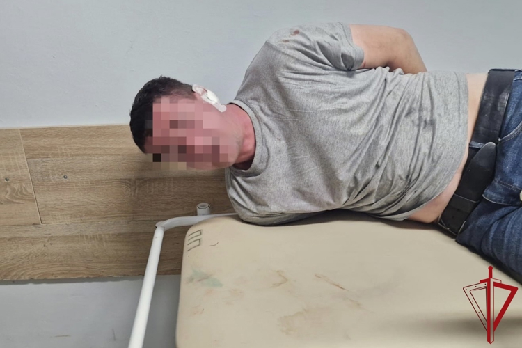 В Красносельском районе сотрудники Росгвардии задержали хулигана, нанесшего телесные повреждения сотрудникам скорой помощи и охраннику больницы