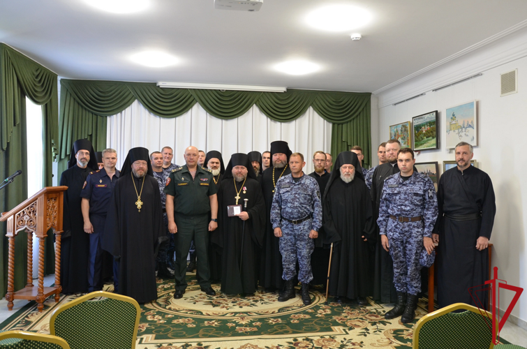 В Ленинградской области представители Росгвардии вручили настоятелю Староладожского Никольского мужского монастыря медаль Росгвардии «За содействие».