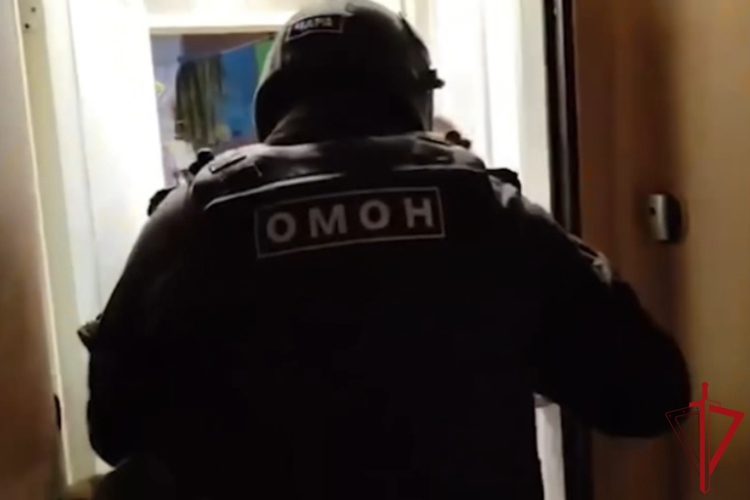 При силовой поддержке ОМОН Росгвардии задержаны пособники  телефонных мошенников