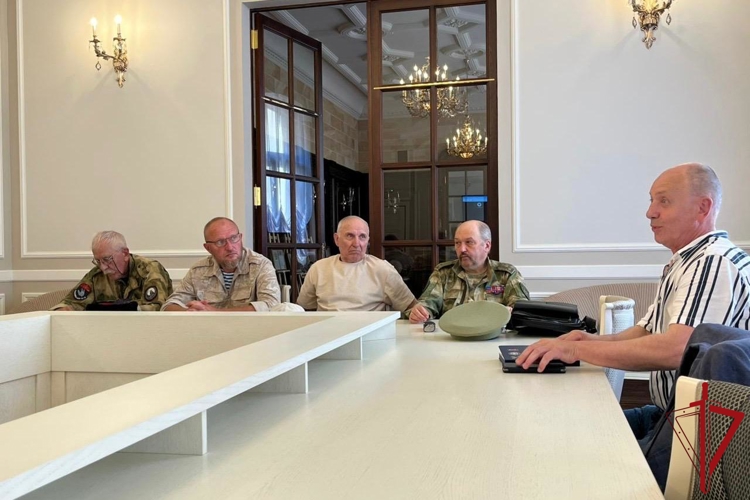 Представители Росгвардии провели встречу с атаманом Северо-Западного Казачьего войска