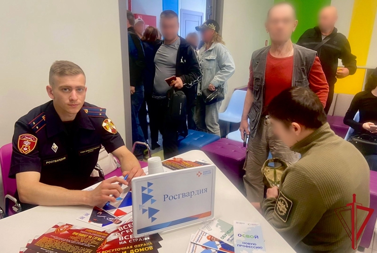 В Ленинградской области сотрудники Росгвардии приняли участие в ярмарке вакансий для участников СВО и членов их семей