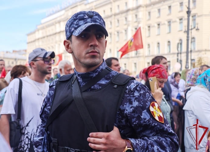 Сотрудники и военнослужащие Росгвардии обеспечили правопорядок на мероприятиях, посвященных Дню перенесения мощей Св.благоверного князя Александра Невского