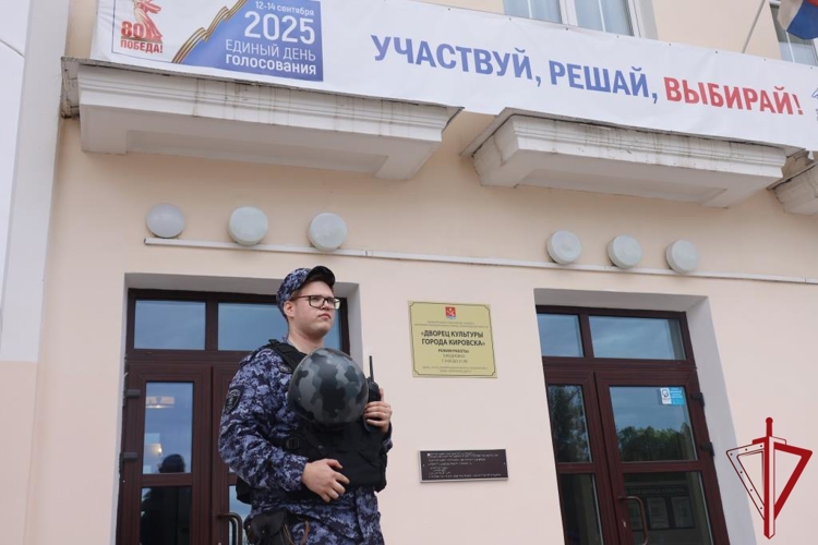 В Ленинградской области подразделения Росгвардии обеспечили правопорядок и безопасность граждан в Единый день голосования