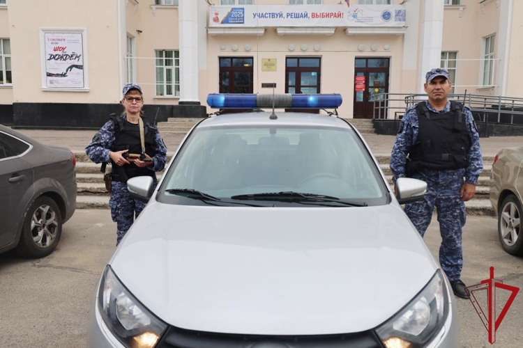 В Ленинградской области подразделения Росгвардии обеспечили правопорядок и безопасность граждан в Единый день голосования