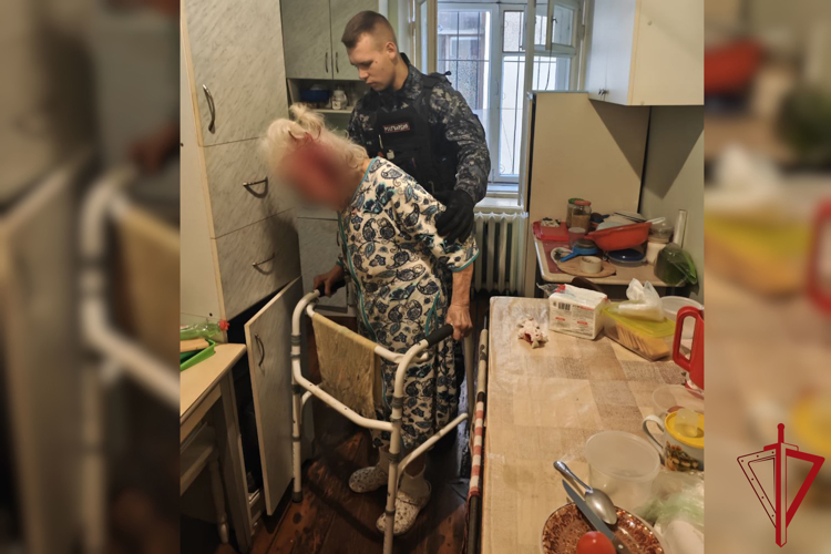 В Адмиралтейском районе наряд Росгвардии пришел на помощь 87-летней женщине, получившей травму в результате падения