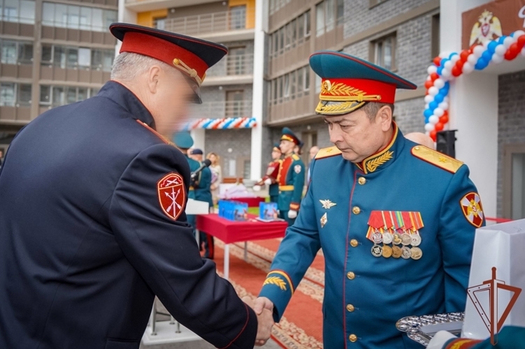 В Санкт-Петербурге росгвардейцам вручили ключи от новых квартир