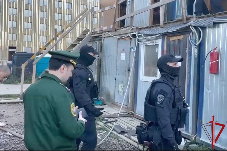 В Санкт-Петербурге сотрудники ОМОН Росгвардии оказали содействие военному следствию и военной полиции при проведении рейда