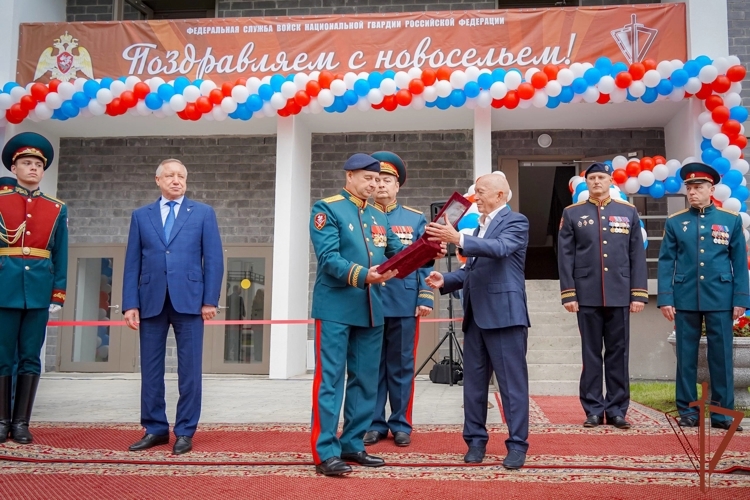 В Санкт-Петербурге росгвардейцам вручили ключи от новых квартир