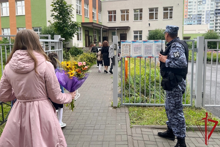 Росгвардия обеспечила правопорядок и безопасность в День знаний в Санкт-Петербурге и Ленобласти