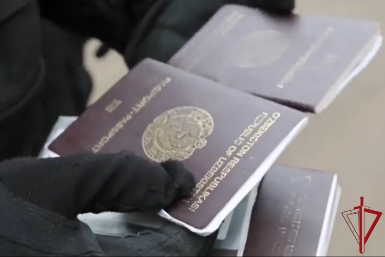 В Ленобласти сотрудники ОМОН Росгвардии оказали содействие полиции в проведении рейда по выявлению нарушений в сфере миграции
