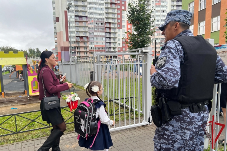 Росгвардия обеспечила правопорядок и безопасность в День знаний в Санкт-Петербурге и Ленобласти