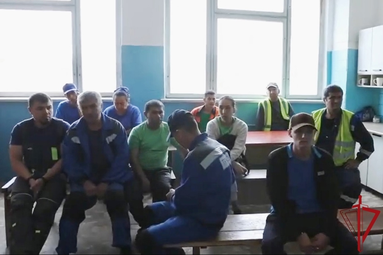 В Ленобласти сотрудники ОМОН Росгвардии оказали содействие полиции в проведении рейда по выявлению нарушений в сфере миграции