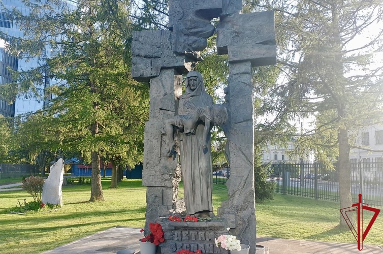 В Санкт-Петербурге представители Росгвардии почтили память жертв терроризма у памятника «Детям Беслана»