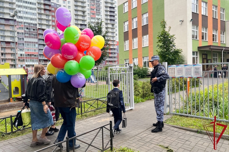 Росгвардия обеспечила правопорядок и безопасность в День знаний в Санкт-Петербурге и Ленобласти
