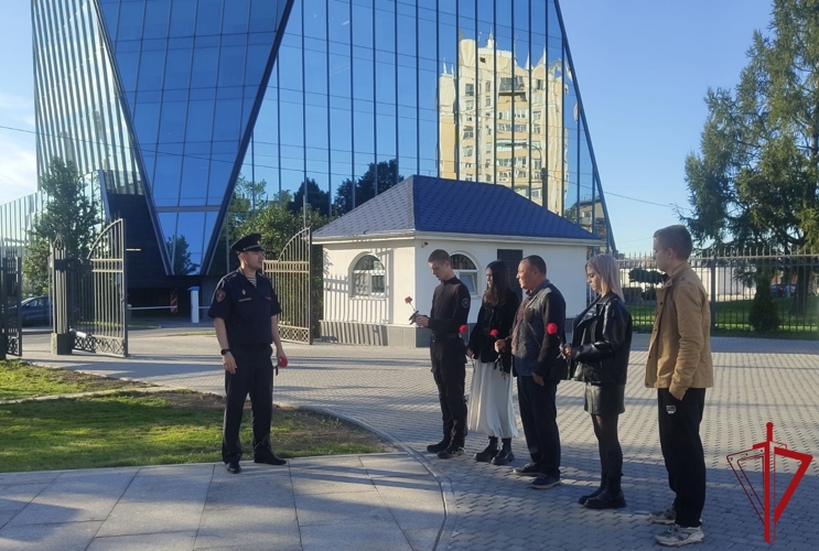 В Санкт-Петербурге представители Росгвардии почтили память жертв терроризма у памятника «Детям Беслана»