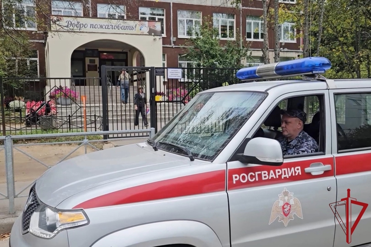 В Ленинградской области подразделения Росгвардии обеспечили правопорядок и безопасность граждан в Единый день голосования
