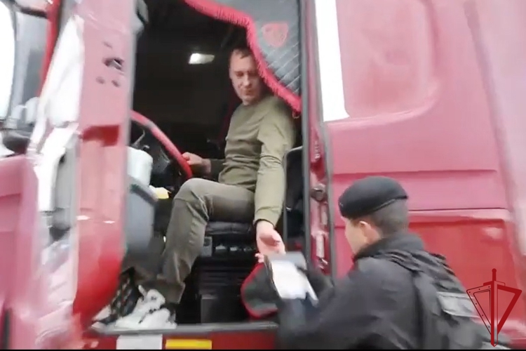 В Ленобласти сотрудники ОМОН Росгвардии оказали содействие полиции в проведении рейда по выявлению нарушений в сфере миграции