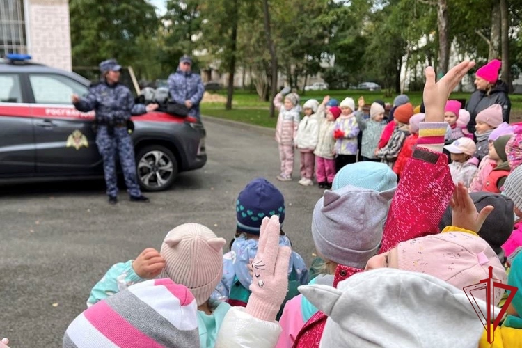 В Невском районе представители Росгвардии провели урок безопасности для воспитанников детского сада
