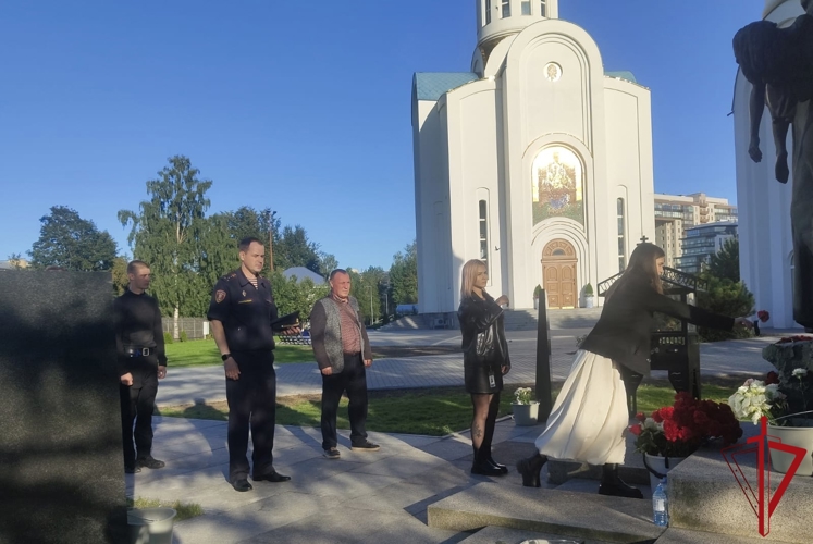 В Санкт-Петербурге представители Росгвардии почтили память жертв терроризма у памятника «Детям Беслана»