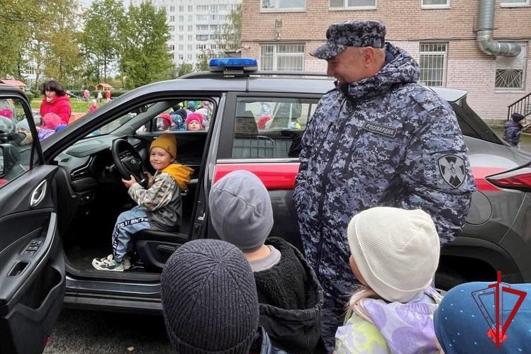 В Невском районе представители Росгвардии провели урок безопасности для воспитанников детского сада