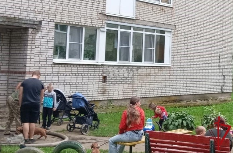 В Отрадном сотрудники Росгвардии и МЧС спасли женщину и её домашнего питомца во время пожара
