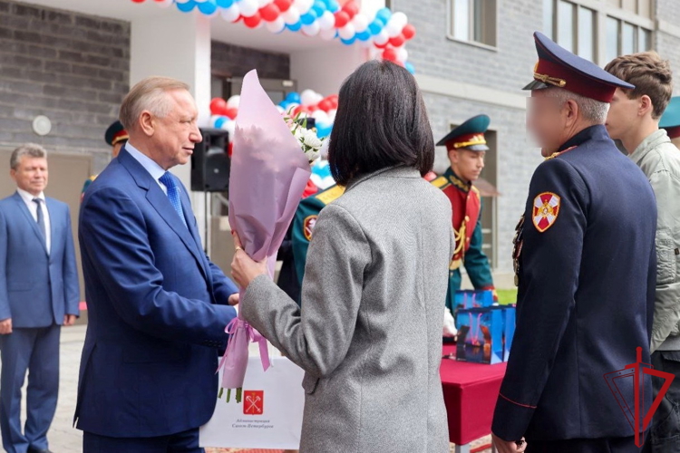 В Санкт-Петербурге росгвардейцам вручили ключи от новых квартир
