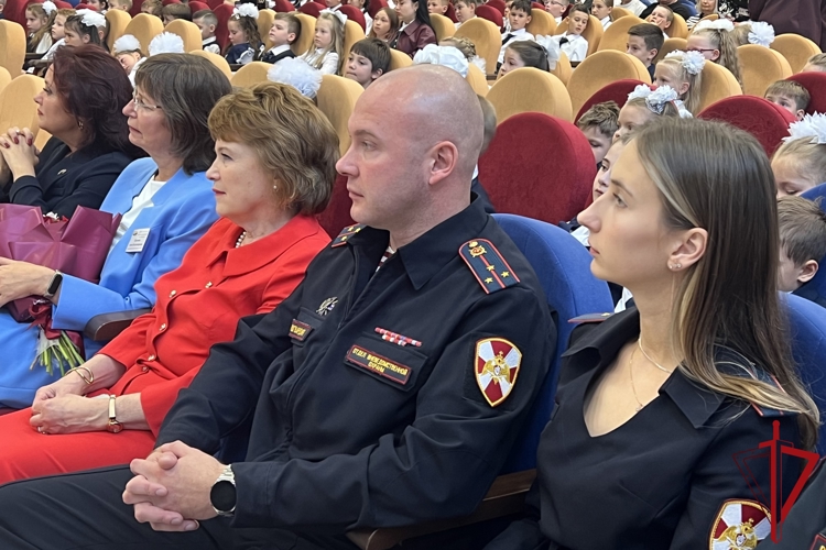 В Красногвардейском районе сотрудники вневедомственной охраны приняли участие в церемонии открытия кадетского класса Росгвардии