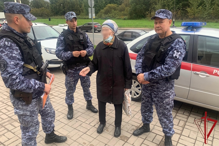 В Красногвардейском районе росгвардейцы при патрулировании обнаружили потерявшую память пенсионерку и передали ее врачам