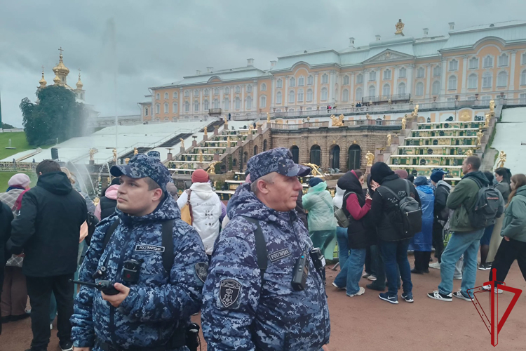 Сотрудники Росгвардии обеспечили безопасность на Осеннем фестивале фонтанов «Петергоф. Возрождение»