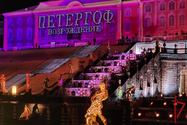 Сотрудники Росгвардии обеспечили безопасность на Осеннем фестивале фонтанов «Петергоф. Возрождение»