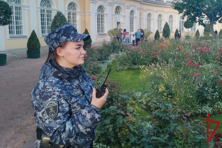 Сотрудники Росгвардии обеспечили безопасность на Осеннем фестивале фонтанов «Петергоф. Возрождение»