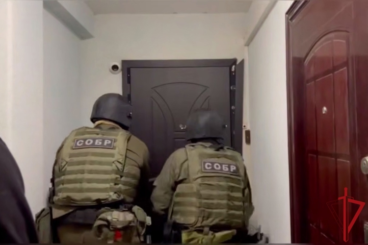 В Ленинградской области при содействии СОБР Росгвардии задержаны подозреваемые в мошеннических действиях