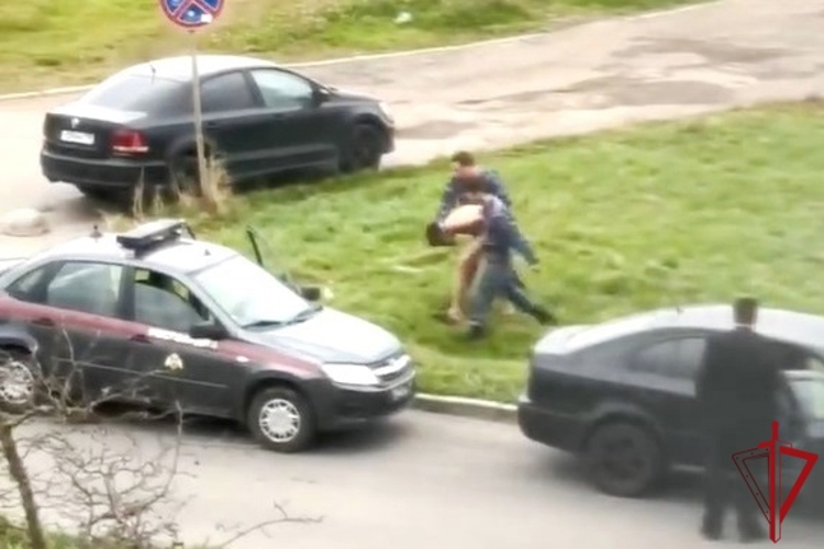 В Кировском районе наряд вневедомственной охраны задержал хулигана, повредившего чужой автомобиль