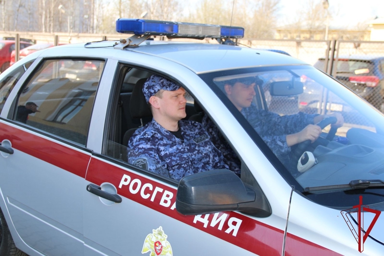 В Красногвардейском районе наряд Росгвардии задержал хулигана, ночью пытавшегося проникнуть в торговый центр
