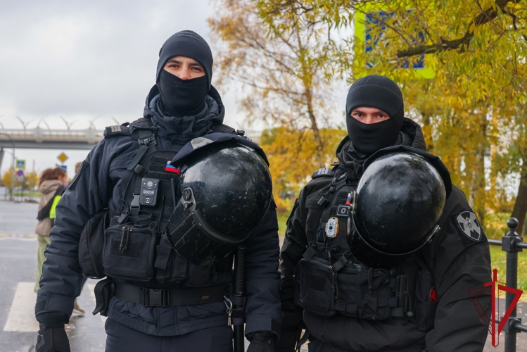 Сотрудники и военнослужащие Росгвардии приняли участие в обеспечении правопорядка во время футбольного матча РПЛ