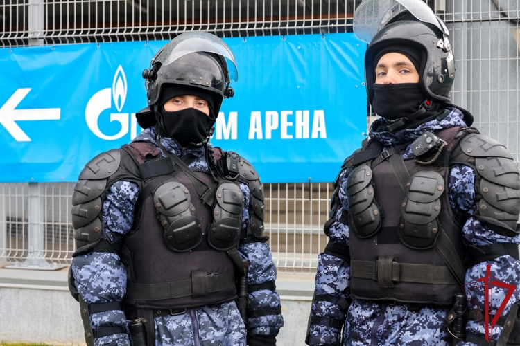 Сотрудники и военнослужащие Росгвардии приняли участие в обеспечении правопорядка во время футбольного матча РПЛ