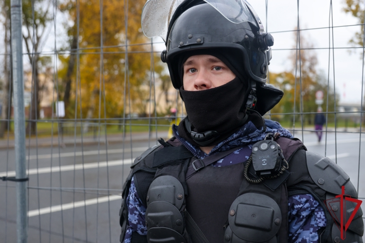 Сотрудники и военнослужащие Росгвардии приняли участие в обеспечении правопорядка во время футбольного матча РПЛ