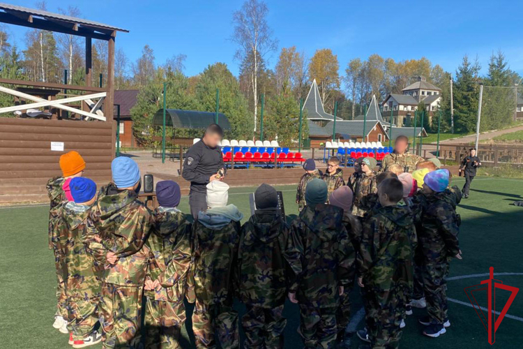 В Ленинградской области сотрудники ОМОН «Балтика» (на транспорте) приняли участие в патриотическом сборе кадетов
