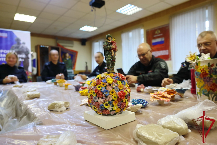 Сотрудники и ветераны ГУ Росгвардии приняли участие в создании народной скульптуры «Защитник Отечества»