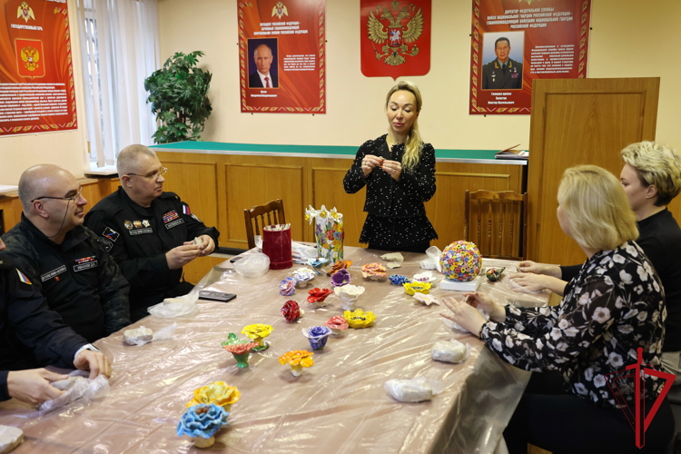 Сотрудники и ветераны ГУ Росгвардии приняли участие в создании народной скульптуры «Защитник Отечества»