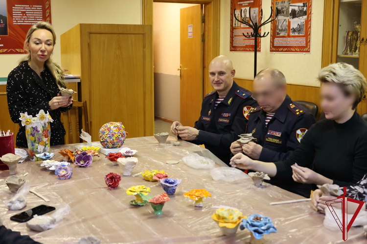 Сотрудники и ветераны ГУ Росгвардии приняли участие в создании народной скульптуры «Защитник Отечества»