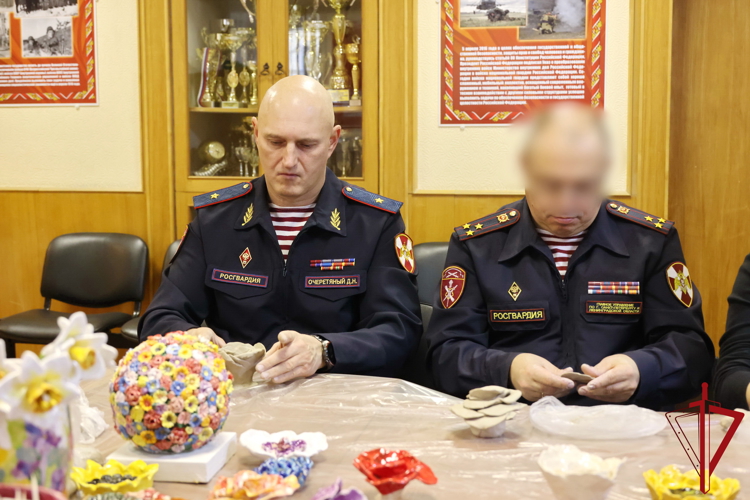 Сотрудники и ветераны ГУ Росгвардии приняли участие в создании народной скульптуры «Защитник Отечества»