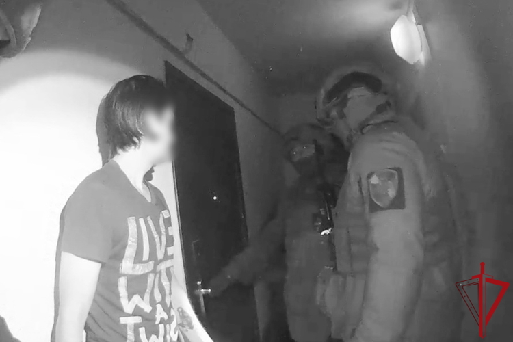 В Ленинградской области при содействии сотрудников ОМОН "Балтика" Росгвардии пресечена деятельность нелегальной майнинг-фермы