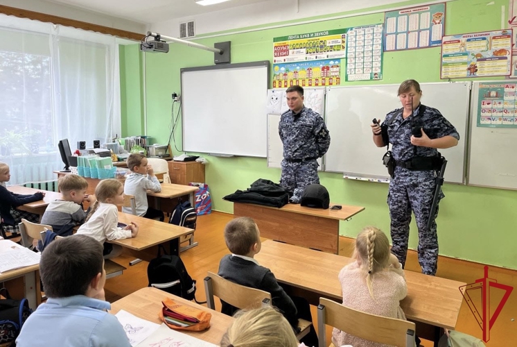 В Выборге сотрудники Росгвардии провели встречу со школьниками