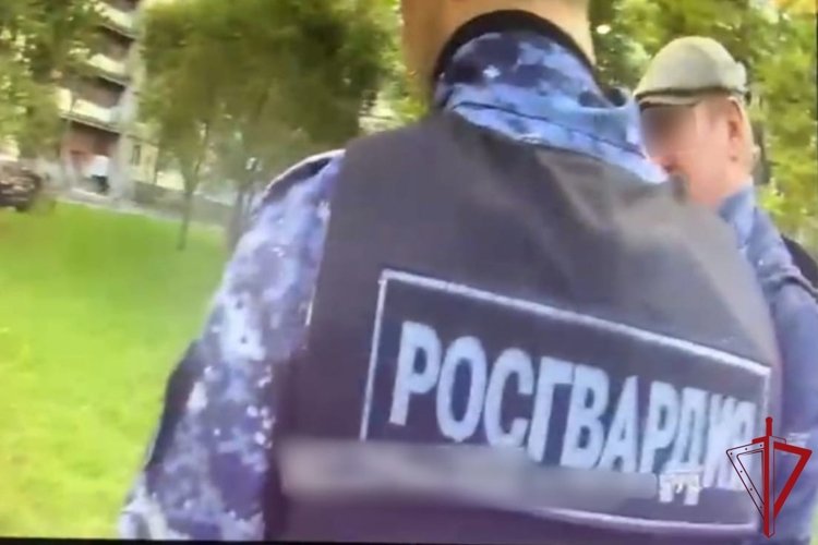 В Невском районе сотрудники Росгвардии задержали хулигана, стрелявшего из пневматической винтовки во дворе домов