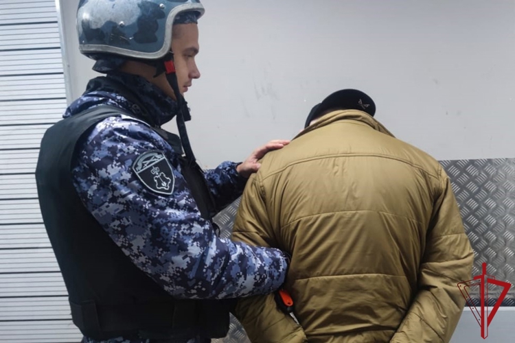 В Московском районе сотрудники Росгвардии задержали хулигана, вооруженного травматическим пистолетом
