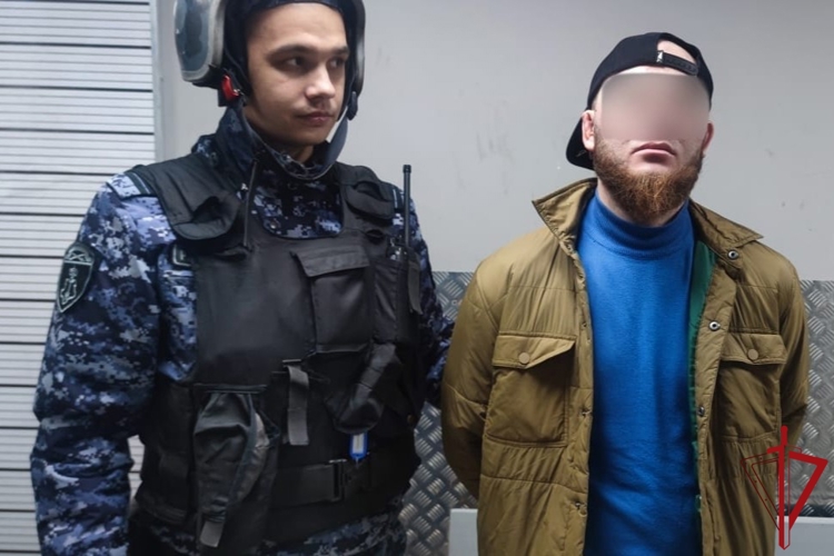В Московском районе сотрудники Росгвардии задержали хулигана, вооруженного травматическим пистолетом