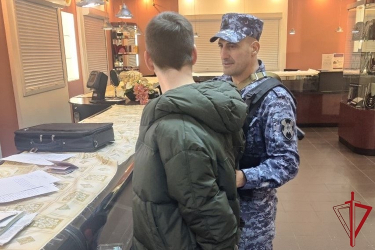  В Невском районе сотрудники Росгвардии задержали гражданина, проникшего в ювелирный магазин, разбив дверь