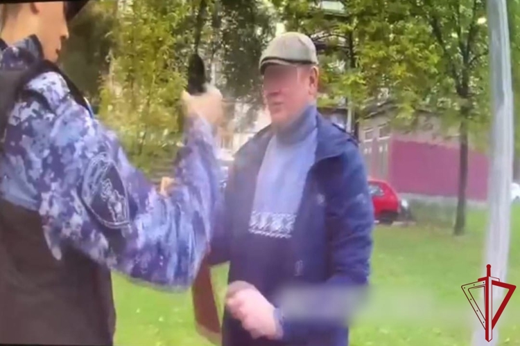 В Невском районе сотрудники Росгвардии задержали хулигана, стрелявшего из пневматической винтовки во дворе домов