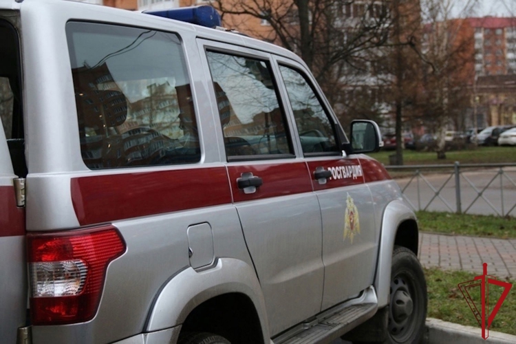 В Невском районе наряд Росгвардии задержал разыскиваемую правонарушительницу, совершившую грабеж